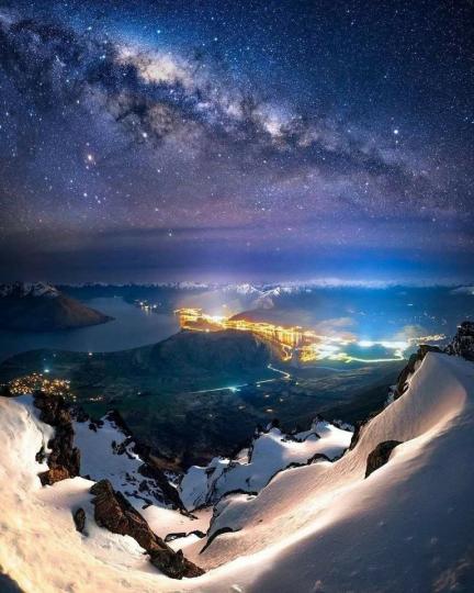 紐西蘭皇后鎮的夜空，滿天星斗加燈光只有驚豔可形容...