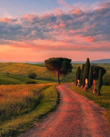 義大利托斯卡納的小路與草原...