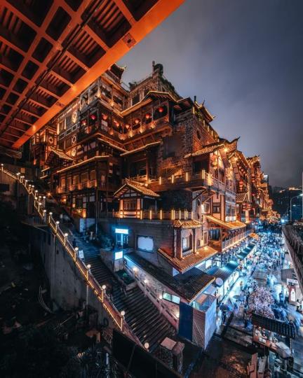 重慶市夜晚的古樓燈光......