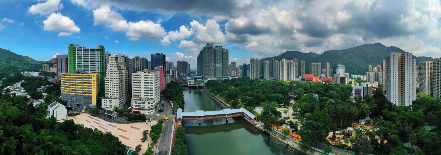 屯門河由北向南貫穿屯門新市鎮,注入青山灣。從近幾十年來的航拍照片可以看到屯門河在近代的滄桑變遷:本來是蜿蜒的小河,在出海之前像孔雀開屏般散開,逶迤多姿;1970年代發展屯門新市鎮,大舉填海造地,將出海... 屯門河由北向南貫穿屯門新市鎮,注入青山灣。從近幾十年來的航拍照片可以看到屯門河在近代的滄桑變遷:本來是蜿蜒的小河,在出海之前像孔雀開屏般散開,逶迤多姿;1970年代發展屯門新市鎮,大舉填海造地,將出海...