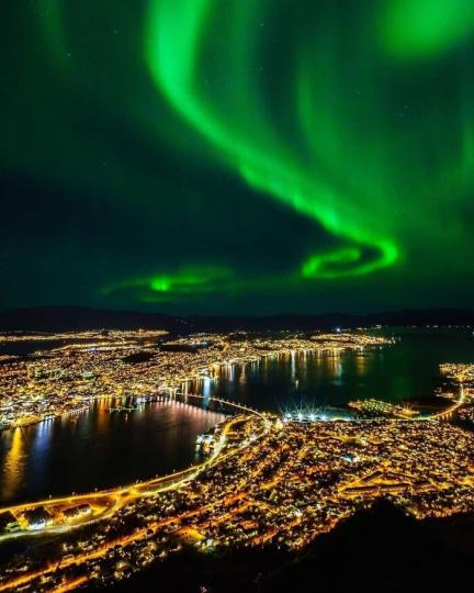 挪威北部的特羅姆瑟，夜晚極光閃起是多麼讓人陶醉...