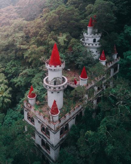 新竹一處老舊城堡，被森林包覆著有著神秘的氣質...