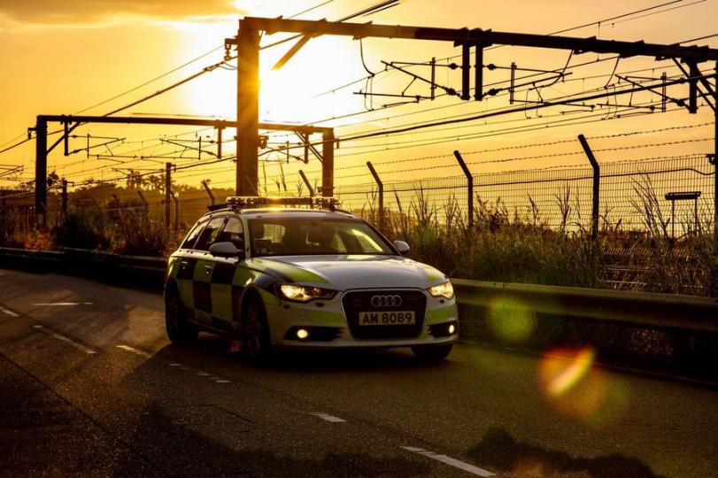 【 警車誌系列 • 速度制勝 Audi A6 】
斜陽裡，除了有更壯的氣魄，亦有更快的節拍。
2015年引入的Audi A6 Avant 3.0，一直是交通部人員在公路上的良伴。
靜止至起動加速極快，...