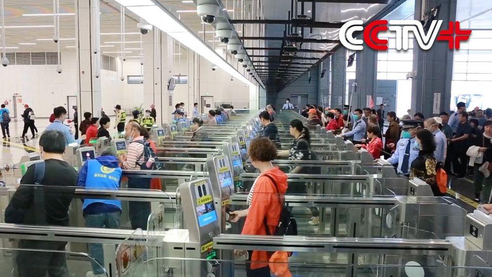 Number of Passengers Traversing Hong Kong-Zhuhai-Macao Bridge Hits 100,000 in First Two Days... Number of Passengers Traversing Hong Kong-Zhuhai-Macao Bridge Hits 100,000 in First Two Days...