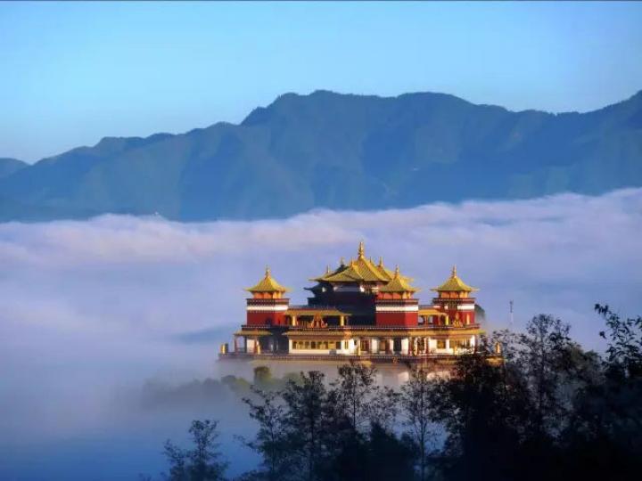 尼泊爾費瓦湖是皇家渡
假勝地,有着迷人的湖光
山色,在朝陽和晚霞的映
照下的景色更是令人陶
醉。...