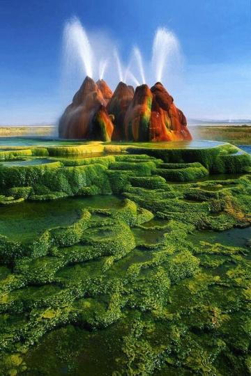 地熱水飛噴泉位於美國
內華達州黑岩沙漠幹涸
湖牀,那里有衆多間歇
噴泉,象火山爆發.地震
一樣,小山丘錐形噴泉口
是由於泉水所㩦帶的礦
物質長久堆積而成。...