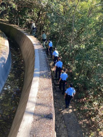 【慎防盜賊 • 齊心打擊鄉郊爆竊案】
為提防鄉郊地區爆竊案發生,香港仔分區特遣隊於昨日(11月20日)聯同機動部隊、港島總區衝鋒隊野外巡邏隊及警犬隊於郊區進行反爆竊巡邏行動,包括設置路障截查車輛、上山... 【慎防盜賊 • 齊心打擊鄉郊爆竊案】
為提防鄉郊地區爆竊案發生,香港仔分區特遣隊於昨日(11月20日)聯同機動部隊、港島總區衝鋒隊野外巡邏隊及警犬隊於郊區進行反爆竊巡邏行動,包括設置路障截查車輛、上山...