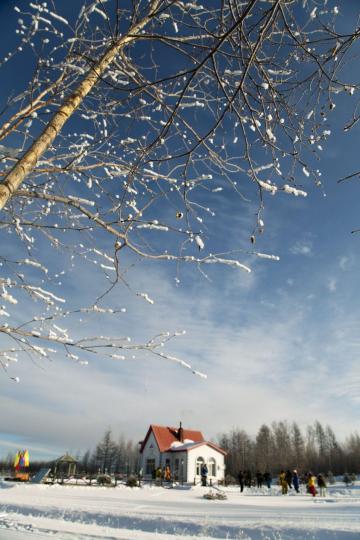 【根河冬色】
藍空白雪橘屋蓋，內蒙古呼倫貝爾根河的冬色，使人有置身歐洲童話的錯覺。
武仲林／攝...