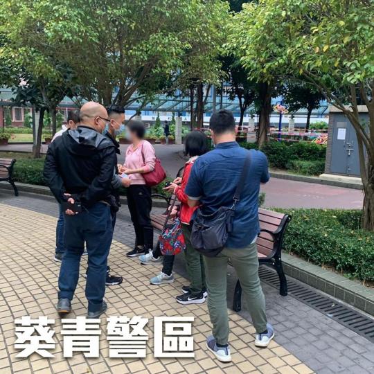 【 跨部門合作 • 保持警惕 • 同心抗疫 】
鑑於疫情仍然嚴峻,警方一連兩天(12月12日至13日)聯同食物環境衞生署、康樂及文化事務署及勞工處,於全港多個地點加強巡查及派發宣傳單張,再三提醒市民遵... 【 跨部門合作 • 保持警惕 • 同心抗疫 】
鑑於疫情仍然嚴峻,警方一連兩天(12月12日至13日)聯同食物環境衞生署、康樂及文化事務署及勞工處,於全港多個地點加強巡查及派發宣傳單張,再三提醒市民遵...