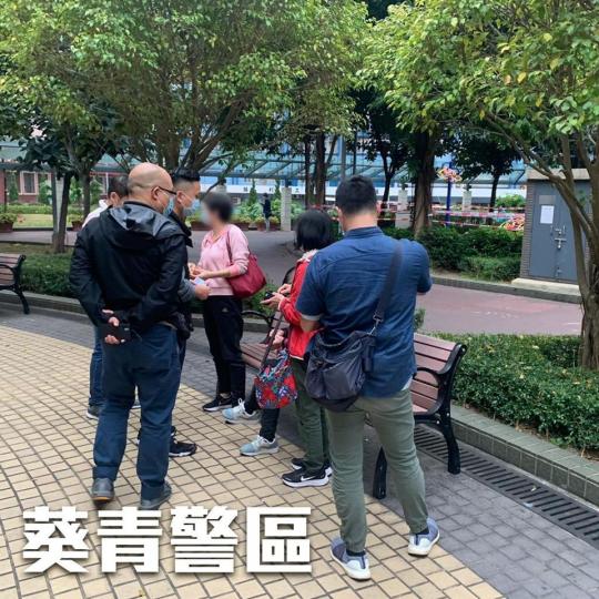 【 跨部門合作 • 保持警惕 • 同心抗疫 】
鑑於疫情仍然嚴峻，警方一連兩天（12月12日至13日）聯同食物環境衞生署、康樂及文化事務署及勞工處，於全港多個地點加強巡查及派發宣傳單張，再三提醒市民遵...