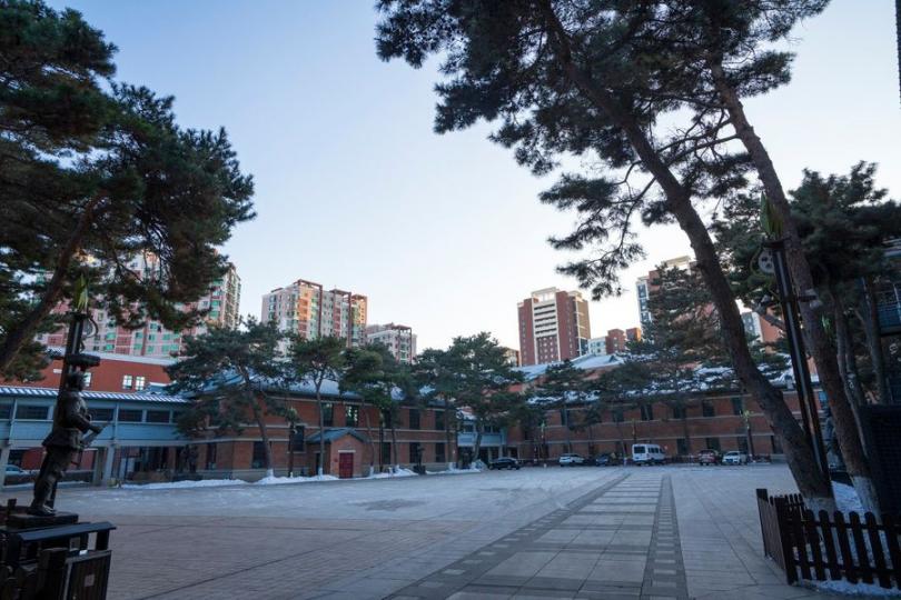 時代變遷,長春電影製片廠一度面臨倒閉危機。為求生存,長影不僅建了遊樂園(長影世紀城),還在舊廠區改造修建起長影舊址博物館,每年都能吸引大量遊客,成了有噱頭的文化旅遊好去處... 時代變遷,長春電影製片廠一度面臨倒閉危機。為求生存,長影不僅建了遊樂園(長影世紀城),還在舊廠區改造修建起長影舊址博物館,每年都能吸引大量遊客,成了有噱頭的文化旅遊好去處...
