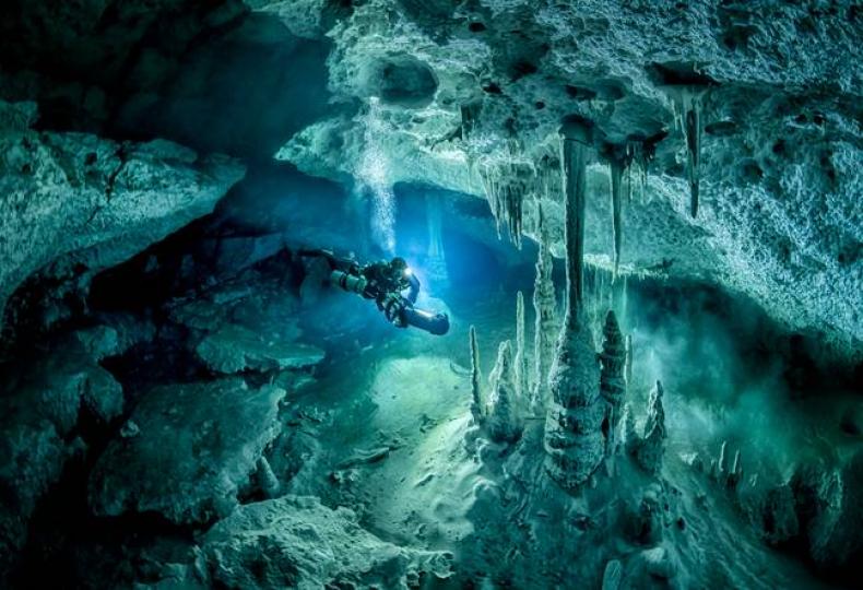 潛水員闖入古老的馬雅水底洞穴...