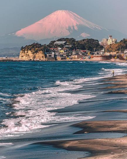 遙望著遠方的富士山，聽著近在腳邊的細浪拍打...