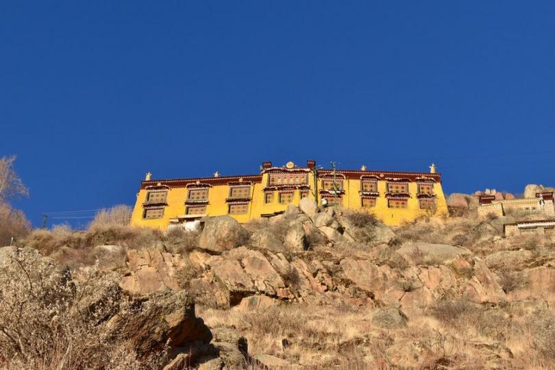去過西藏遊玩的人一般都是以拉薩為中心點，來回其他地方，除了位於拉薩市中心的布達拉宮，旅遊書推薦的其他景點距離遠得讓人望而生畏：早起晚歸是基本的，和別人拼車坐個一天半天也是常態，趕路途中要住在那些設備不...