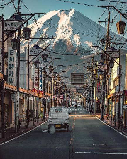 在山梨縣的街道上，看得到富士山得萬般美好...