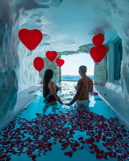 浪漫指數破表的洞穴泳池飯店...