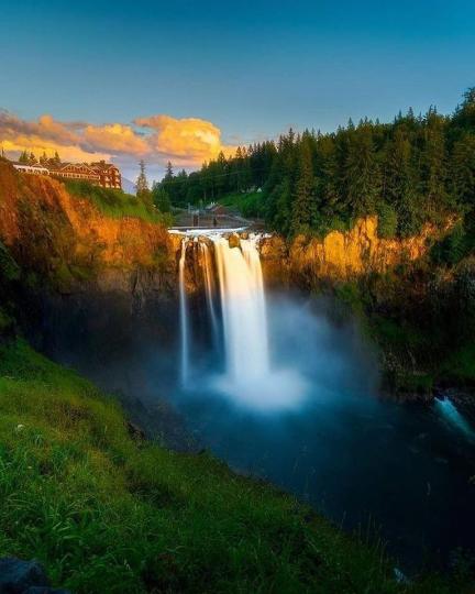 位於美國西雅圖的斯諾夸爾米瀑布，那氣勢滂沱的水景，搭配周圍的叢林與小屋，遠看水流落下，超有天堂之感...