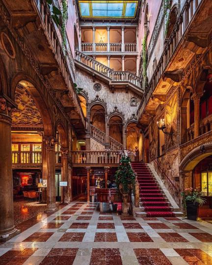 位在義大利威尼斯的這家酒店，裡頭的裝潢除了用華麗形容以外，還頗有高級博物館之感...