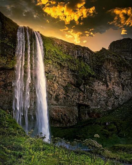 氣勢十足的塞里雅蘭瀑布，在天色不同時更有自己的一番魅力...