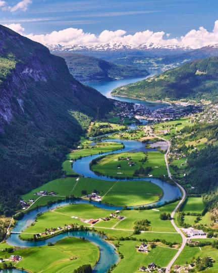 挪威北峽灣的蜿蜒水道......