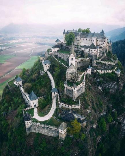 霍恩斯特維茨城堡為奧地利「最著名的中世紀城堡之一」...