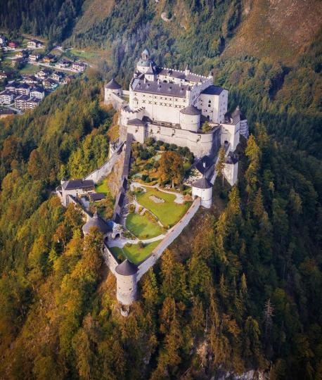霍恩韋爾芬堡是奧地利的一座中世紀城堡...