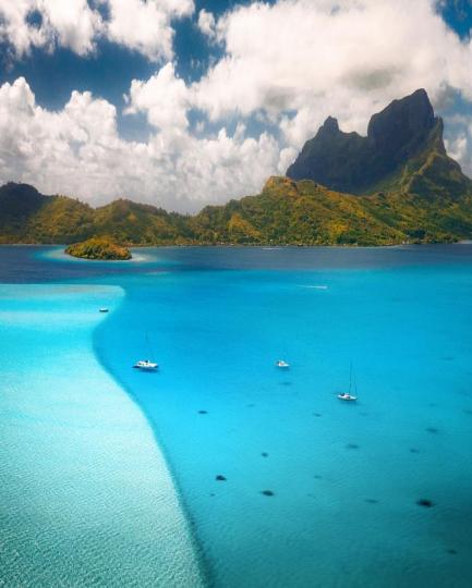 被公認是「全世界最唯美島嶼之一」的波拉波拉島...