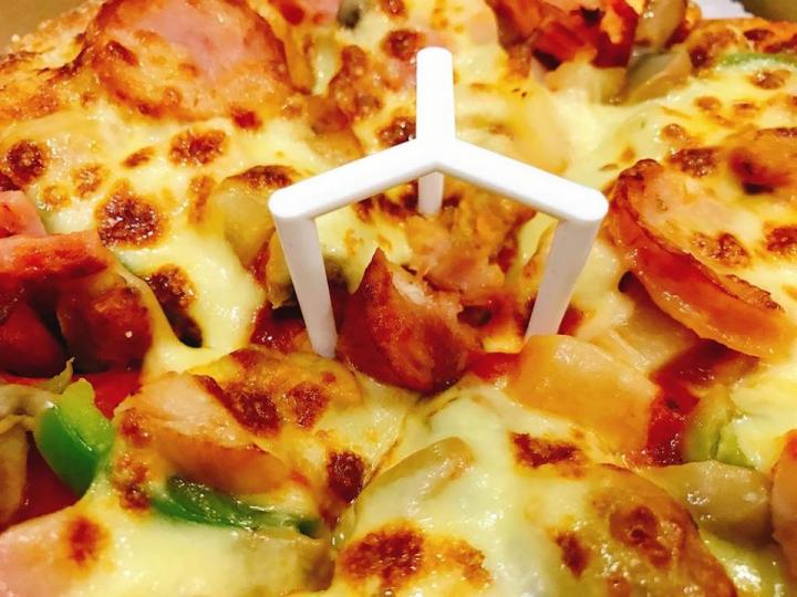 你知道Pizza中間的「白色塑膠架」有什麼作用嗎？...
