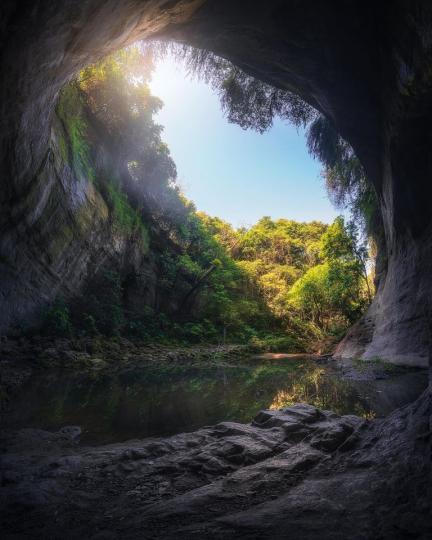 台南的「蝙蝠洞瀑布」，涓涓細流搭配整個雄偉洞窟非常迷人...