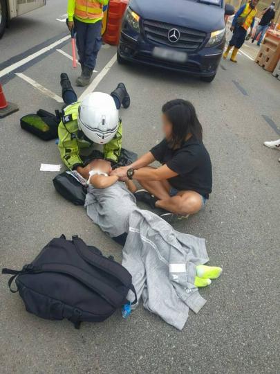 【 馬路上的救急扶危 】
馬路，真的猶如虎口。
(10月31日)一名6歲女童在西沙路橫過馬路時，被一輛輕型貨車撞倒受傷。新界南交通部人員立即到場處理，在救護車抵達前，一名具備「警察先遣急救課程導師」資...