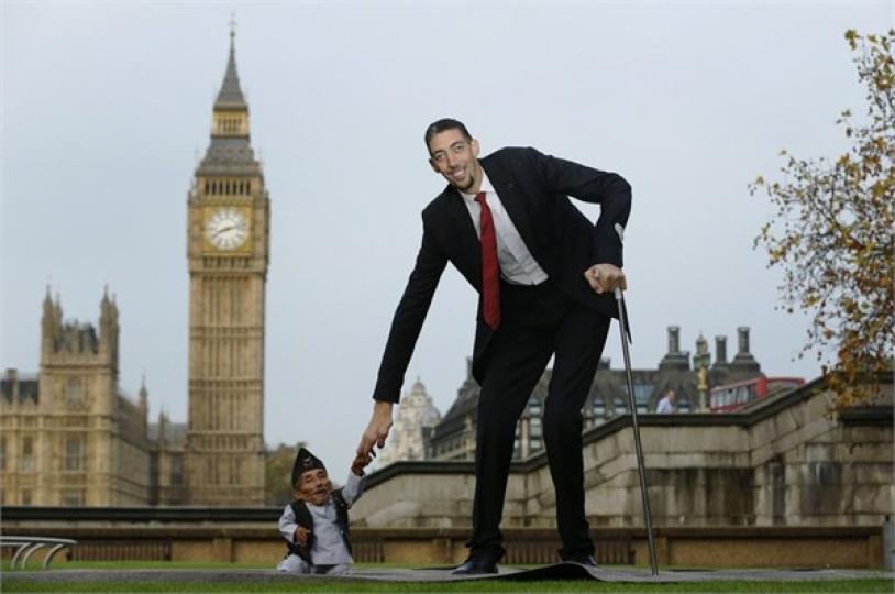 2014年在倫敦世界最高
男子(2米46.5)和世界最
矮男子(54.6厘米)會面。...