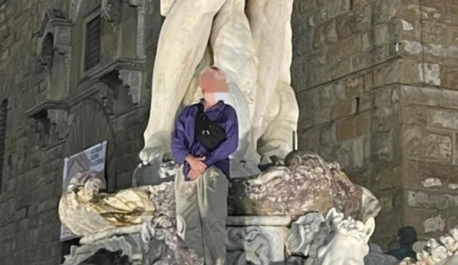 意大利佛羅倫斯
海神噴泉雕像損毀　
肇事德國遊客攀爬
自拍將被罰款...