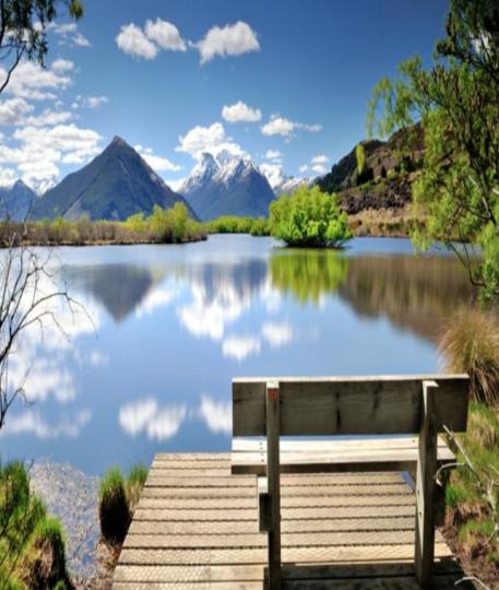 幽靜與美麗的湖，
旁邊給人休息的長椅，
讓人沉浸在美景中。...