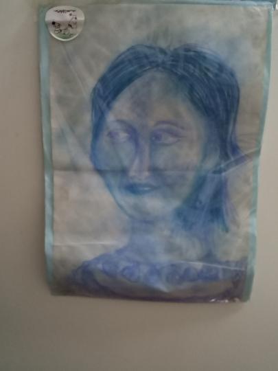 藍調的媽媽含蕴微笑, 
是喻意和平、平和......
您內心的母親, 又是什麼型像呢？
畫像來自藝術家 陳品仰  
Drawn by Maria Pinn Young CHAN...