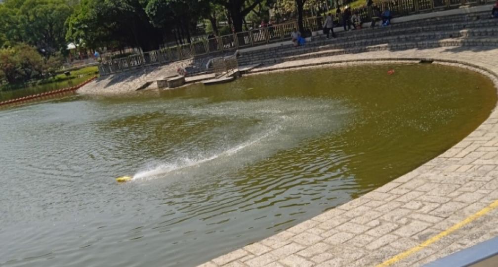水池裡
          飛馳的模型船！...