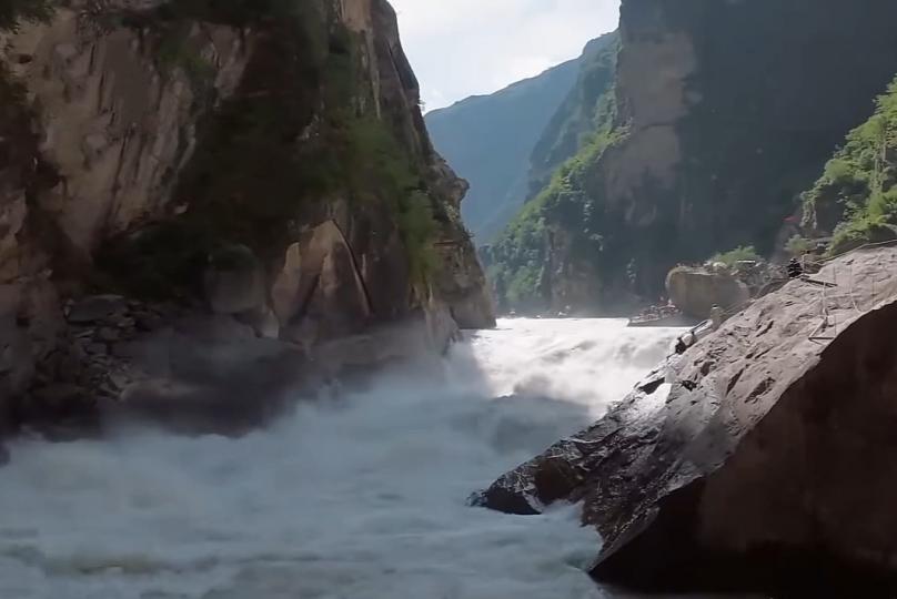 奔騰
               的河流！
                 氣勢磅礡！...