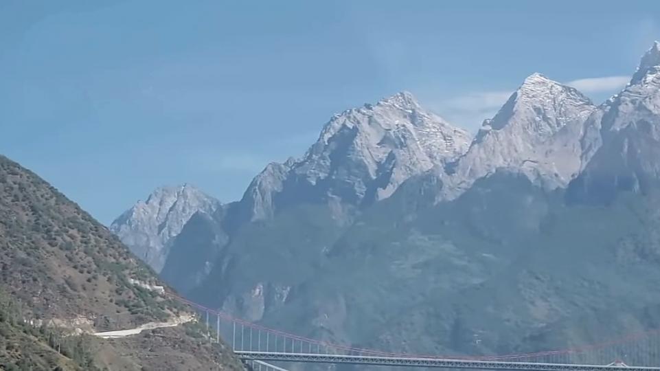 巍峨
               山群！...