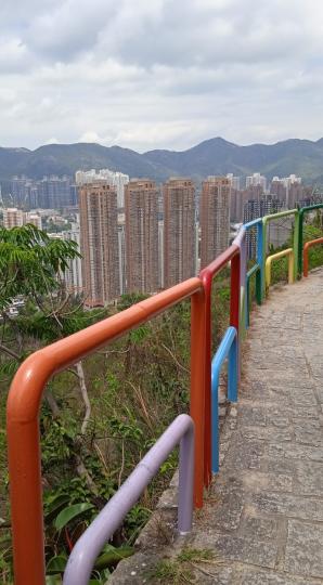 鮮艷
                   欄桿！...
