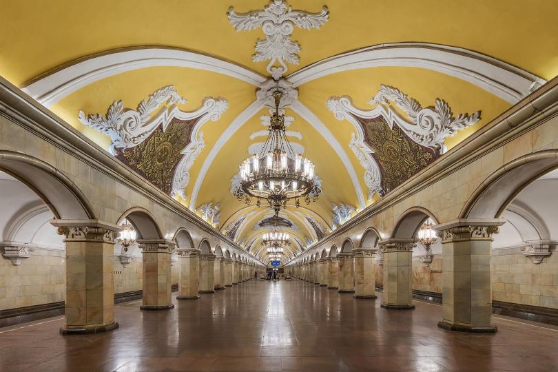 有85年曆史的俄羅斯莫
斯科地鐵站,美麗.莊嚴.
豪華裝飾象宮殿一般，
不愧為世界最美麗的地
鐵站之一。...