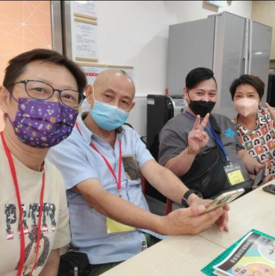 善導會：手機班成員，一齊學手機用途，...