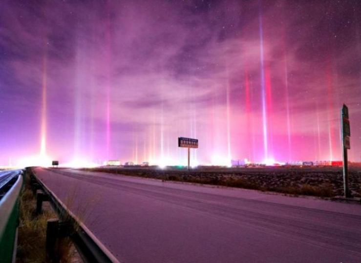 青海海西茶卡鎮日前出
現一排排彩色光柱直插
天空,這種極罕見的自然
現象稱為"光柱效應...