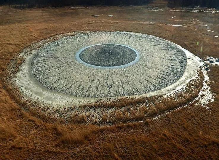 地球之眼
2011年一位攝影師在俄
羅斯庫頁島開闊大地的
上空,拍攝到地上一隻
巨大旡比的"眼睛",狀態
十分逼真,人們將其稱爲
"地球之眼",它其實是一
座泥火山,顧名思義就是
會噴泥漿的火山...