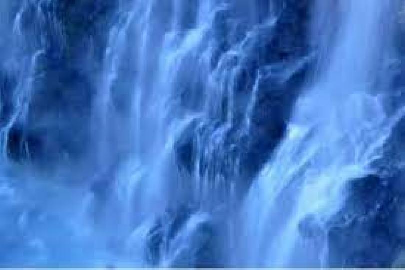 白鬚瀑布下一面水藍色寶石水流...