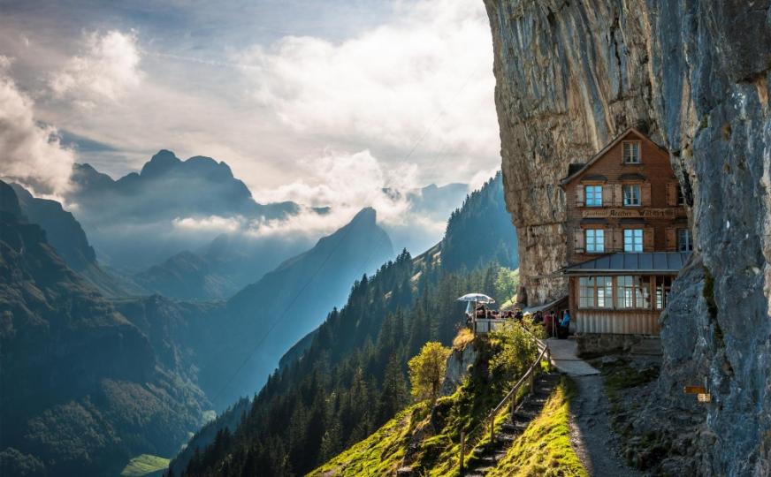 瑞士懸崖酒店位列全球
最有特色的酒店之首，
酒店背靠百米懸崖峭壁
給人極强的視覺感受，
坐在懸崖餐廳邊吃當地
美食邊欣賞壯觀美景，
確是人生一大美事。...