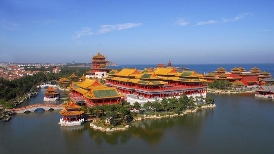 中國四大名園之第一
"頤和園"它是中國最
大皇家園林,原名叫
"清漪園",建於清乾隆
十五年,經曆15年竣工
在1886年重建後改名
"頤和園"...