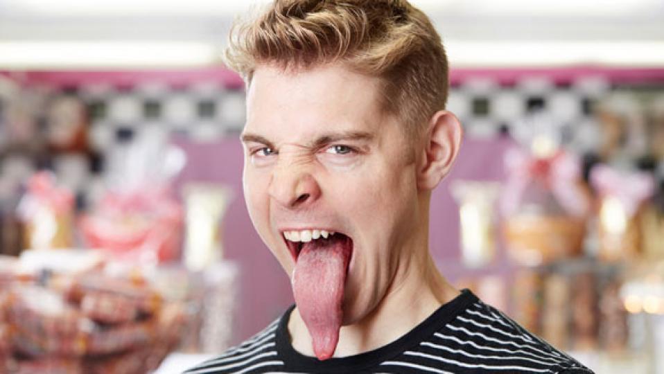 根據金氏世界紀錄,美國
男子尼克伸出的舌頭竟
然長達3.9英寸,可以垂到
比下巴還要長,是正式的
"長舌漢"。...