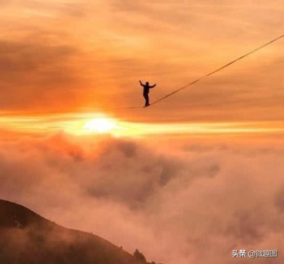 高空鋼絲愛好者塞穆爾
·瓦萊瑞在設於477米
高兩座高山的鋼絲上行
走了2002米，創造了金
氏世界紀錄。...