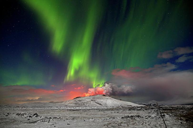 冰島位於極光帶上.是全
球唯一全方位都可以觀
賞到極光的國家,美國一
位攝影師幾年前來到這
里,一直等待機會捕捉最
美麗極光景象,終於如願
拍到極光與熔岩共舞的
罕見圖片。...