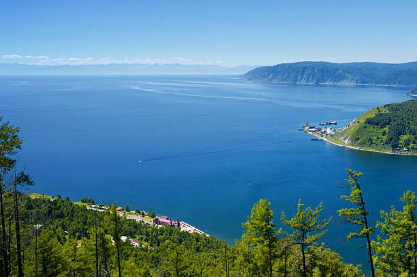 貝加爾湖是全世界最大
最深的淡水湖,它位於
俄羅斯西伯私亞地區內
貝加爾湖擁有全球淡水
資源五分之一,水的純
淨度也是十分理想,在
多年前已列爲聯合國世
界遺產名單中。...