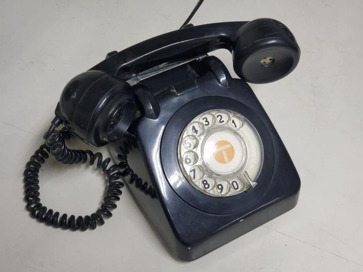 撥個輪.... 這是80年代的電話。不是最舊，你有用過嗎?...